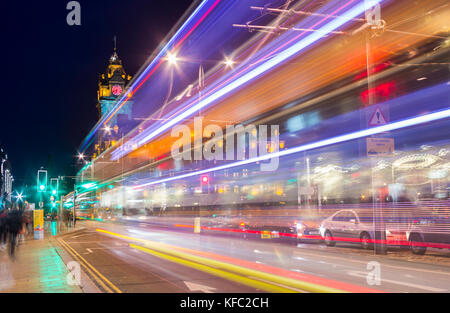 Circulation sur Princes Street la nuit.Édimbourg, Écosse.ROYAUME-UNI Banque D'Images