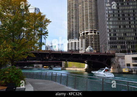 Le Riverwalk chicago s'étend de Lake Shore Drive 1.5 miles de lake street. Banque D'Images