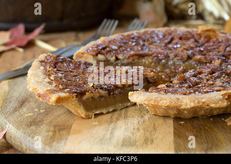 Tarte aux pacanes en tranches sur un sol en bois plater Banque D'Images