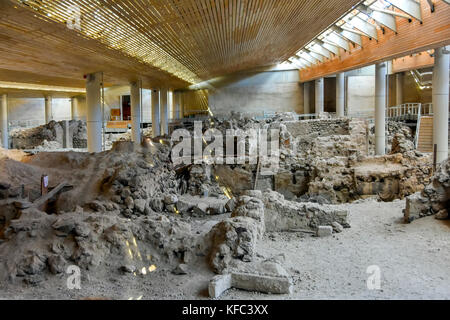 Couvert d'Akrotiri excavation de Minoan annual archaeological site affichage d'établissement de fondations à Santorini, Cyclades, Mer Égée, Grèce. Banque D'Images