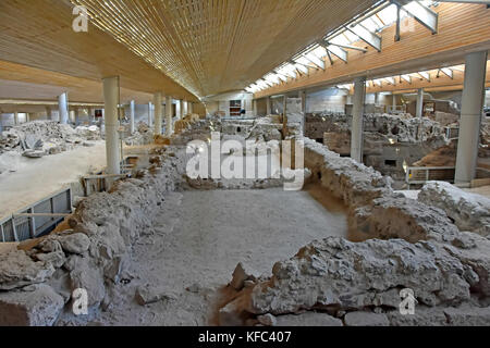 Couvert d'Akrotiri excavation de Minoan annual archaeological site affichage d'établissement de fondations à Santorini, Cyclades, Mer Égée, Grèce. Banque D'Images