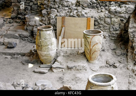 Minoenne d'Akrotiri annual archaeological site affichage à l'intérieur de bocaux de poterie décorée des fondations à Santorini, Cyclades, Mer Égée, Grèce. Banque D'Images