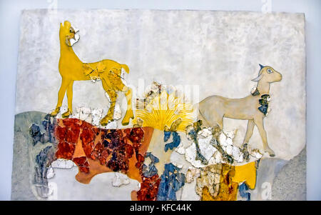 Fresque murale peinte minoenne d'Akrotiri fragment d'animaux colorés au Musée de la Théra préhistorique, Fira, Santorini, Cyclades, Mer Égée, Grèce. Banque D'Images