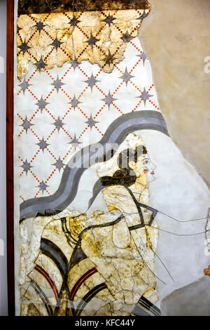 Fresque murale peinte minoenne d'Akrotiri fragment de femme au Musée de la Théra préhistorique, Fira, Santorini, Cyclades, Mer Égée, Grèce. Banque D'Images