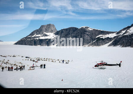 Usa, Alaska, Juneau, hélicoptère tour en traîneau à chiens vous vole sur le glacier à l'helimush taku camp chien à guardian montagne au-dessus du glacier taku, Jun Banque D'Images