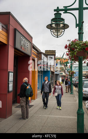 Usa, Alaska, Anchorage, les individus se tiennent à l'extérieur et de lire le menu au restaurant Ginger Banque D'Images