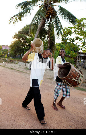 Belize, Hopkins, lebeha drummers ronald willams et Warren martinez au centre de percussion de Hopkins, vainqueurs de la bataille de la batterie Banque D'Images