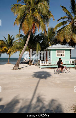 Caye Caulker, Belize, rue principale dans l'après-midi Banque D'Images