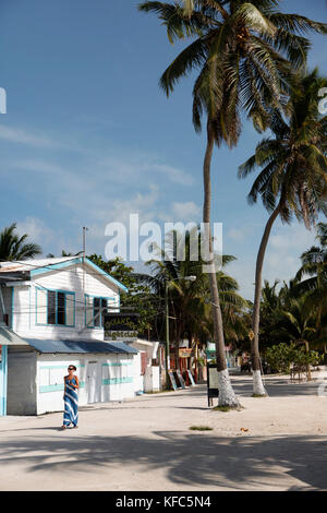 Caye Caulker, Belize, le tourisme ou les promenades le long de la rue main dans la matinée Banque D'Images