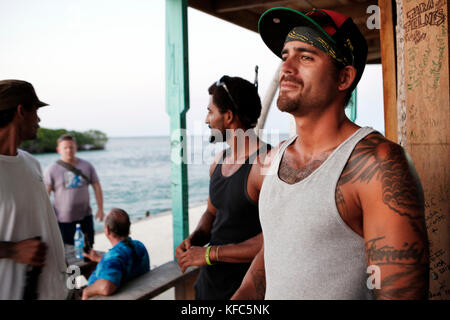 Caye Caulker, Belize, les garçons traîner au Lazy Lizard bar Banque D'Images