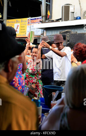 Brésil, Rio de Janeiro, des couples de danse dans le marché, feria de sao Banque D'Images