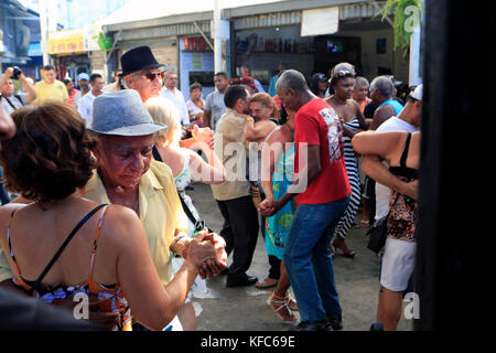 Brésil, Rio de Janeiro, des couples de danse dans le marché, feria de sao Banque D'Images