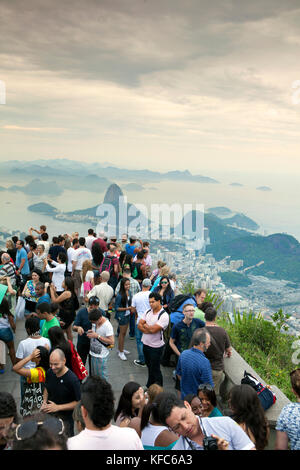 Brésil, Rio de Janeiro, des groupes de personnes se rassemblent à la Cristo Redentor (statue) Banque D'Images