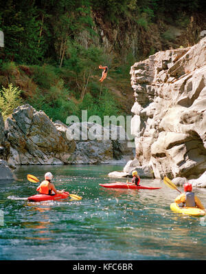 États-unis, Californie, fourchettes de saumon, les gens en kayak et plongée sous-marine au large de la rivière Salmon en falaises, loutre bar kayak school Banque D'Images