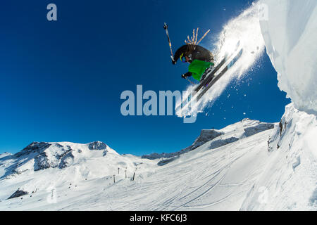 Freeride skier Jumping off la falaise Banque D'Images