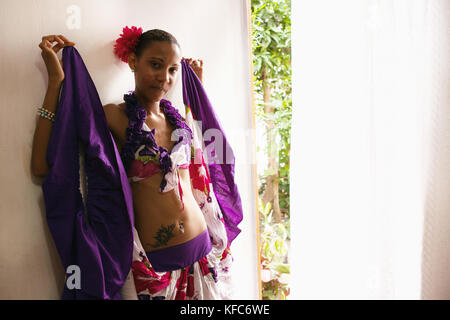 L'Ile Maurice, le Surinam, une jeune femme venratachullum sega danseur, cyndia, pose pour un portrait dans sa maison. Banque D'Images