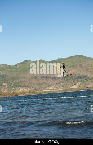 L'Ile Maurice, la scène kite surf à la base des montagnes de Mourne le mourne, le Peninsula Banque D'Images