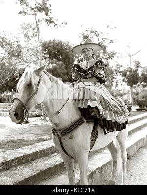 Le Mexique, Riviera Maya, Mexique sombrero port cowgirl assis sur le cheval (B&W) Banque D'Images