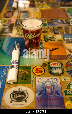 Usa (Oregon), Ashland, détail de la table avec une bière au gingembre hibiscus caldera brasserie et restaurant Banque D'Images