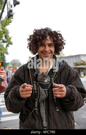 Usa (Oregon), Ashland, tiré d'une collectivité locale et son chat dans le centre-ville sur la rue principale de l'Est Banque D'Images