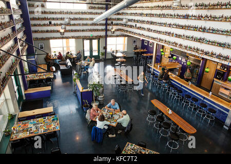 Usa (Oregon), Ashland, l'intérieur de la caldeira brasserie et restaurant à l'heure du déjeuner Banque D'Images