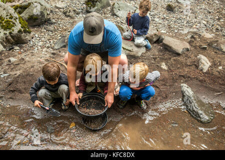 Usa, Ohio, santiam river, brown cannon, les jeunes garçons jouent dans le sable le long de la rivière santiam dans la forêt nationale de willamete Banque D'Images