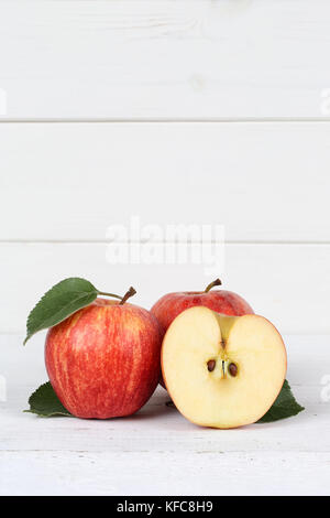 La tranche de pomme pommes fruits fruits format portrait rouge copyspace sur planche de bois nourriture Banque D'Images