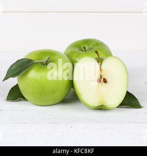 La tranche de pomme fruit pommes fruits carrés sur planche de bois vert alimentation Banque D'Images