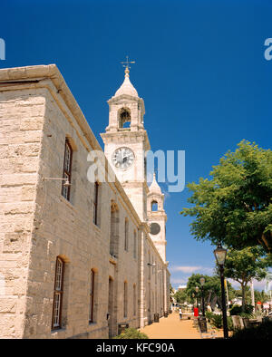 Les Bermudes, low angle view of Clock Tower Mall par l'arsenal de la Marine royale Banque D'Images