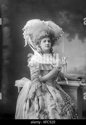 Portrait du comédien français Gilda Darthy comme Madame de Montespan dans le jeu 'Affair des poisons' de Victorien Sardou. 1907 Photo Taponier Banque D'Images