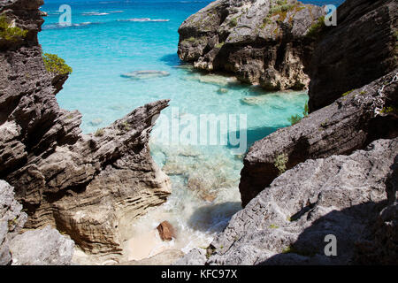 Les Bermudes. Les rochers et les plages de Warwick Long Bay. Banque D'Images