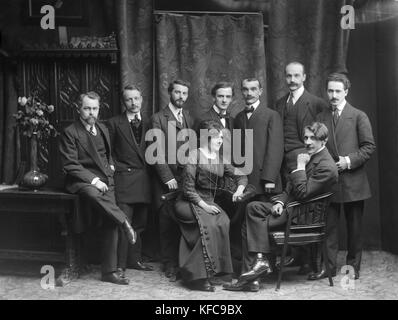 Le photographe français André Taponier, co-fondateur du studio photographique Boissonnas & Taponier en 1901 à Paris, se posant ici avec l'équipe du studio Taponier (créé en 1911). Paris, 1912 Photo Taponier Banque D'Images