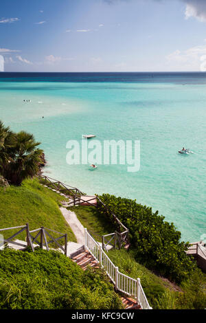 Les Bermudes. La paroisse de Southampton. Une vue sur l'eau du Pompano Beach Club. Banque D'Images