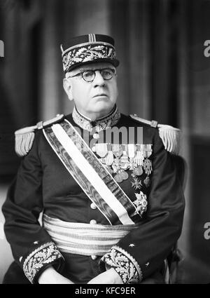 Le Prince Louis II de Monaco (grand père de Rainier III) portant l'uniforme de général de brigade, avec médailles et képi. 1935 Photo : Taponier, Paris. Banque D'Images