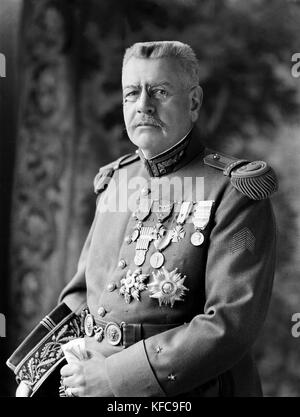 Le Prince Louis II de Monaco (grand père de Rainier III) portant l'uniforme de général de brigade, avec médailles et képi. 1935 Photo : Taponier, Paris. Banque D'Images