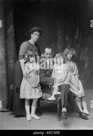 Le Prince Nicolas de Grèce (1872-1938) et de la grande-duchesse Elena Vladimirovna de Russie (1882-1957) avec leurs enfants, les princesses Olga, Elisabeth et Marina c.1910 Boissonas et Taponier Photo12.com Photo - Coll. Taponier Banque D'Images