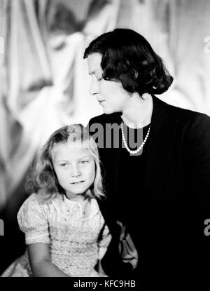 La princesse Eugénie de Grèce (1910-1989), épouse du Prince Dominik Radziwill et fille du Prince Georges de Grèce et de la princesse Marie Bonaparte, avec sa fille Tatiana Radziwill. 1955 Photo Photo12.com Taponier - Coll. Taponier Banque D'Images