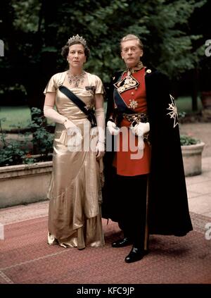 La princesse Eugénie de Grèce ( 1910- 1989) et son second mari le prince Raymond de Tour et Taxis ( 1907-1986) 1953 Photo Photo12.com Taponier - Coll. Taponier Banque D'Images