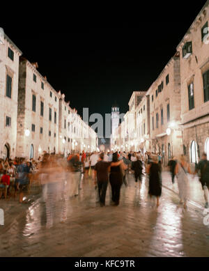 La Croatie, Dubrovnik, l'île de la côte dalmate, floue, les gens qui marchent dans la rue la nuit dans la vieille ville de Dubrovnik. Banque D'Images