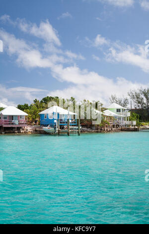 EXUMA, Bahamas. Vue sur les maisons le long de la rive sur Staniel Cay. Banque D'Images