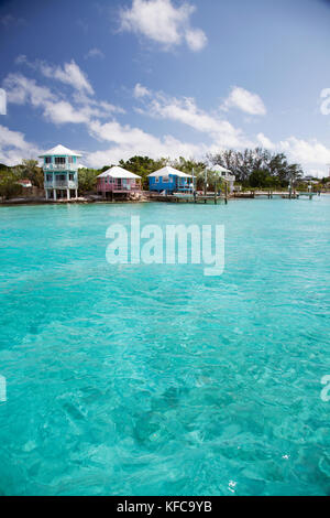 EXUMA, Bahamas. Vue sur les maisons le long de la rive sur Staniel Cay. Banque D'Images