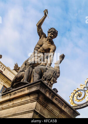 Statue d'un titan luttant avec un poignard à la porte du château hradcany à Prague, République tchèque Banque D'Images