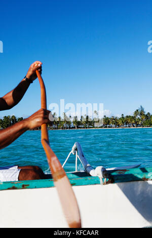 Polynésie Française, Île de Tahaa. Roe, école sa pirogue entre Tahaa Island et Vahine Island. Banque D'Images