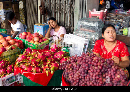 Myanmar. Yangon. Bogyoke Market Aung San, encore connu par Scott Market. Les femmes qui vendent des légumes et des fruits Banque D'Images