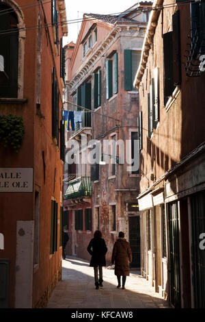 L'Italie, Venise. Prendre une promenade dans le quartier Castello de Venise. Castello est le plus grand des six sestieri de Venise. Banque D'Images