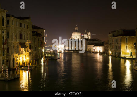 L'Italie, Venise. Vue du Ponte dell' Accademia pont du Grand Canal de nuit. Les dômes de la basilique Santa Maria della Salute peut se voir Banque D'Images