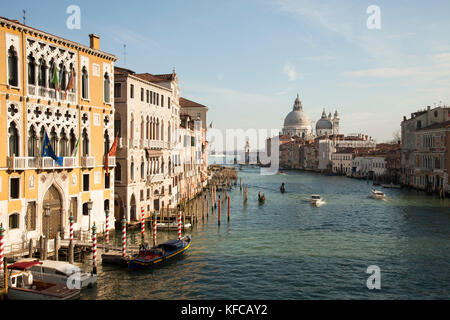 L'Italie, Venise. Vue du Ponte dell' Accademia pont du Grand Canal. Les dômes de la basilique Santa Maria della Salute peut être vu dans le Banque D'Images