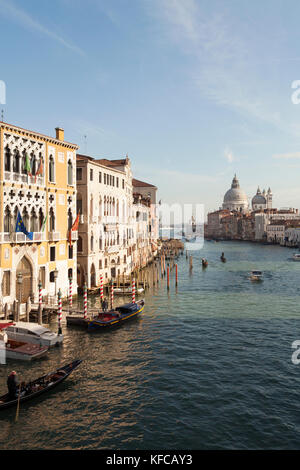 L'Italie, Venise. Vue du Ponte dell' Accademia pont du Grand Canal. Les dômes de la basilique Santa Maria della Salute peut être vu dans le Banque D'Images