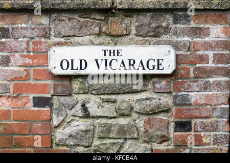 Le vieux signe de Vicarage sur un mur de briques, Avebury, Wiltshire, Angleterre, Royaume-Uni Banque D'Images