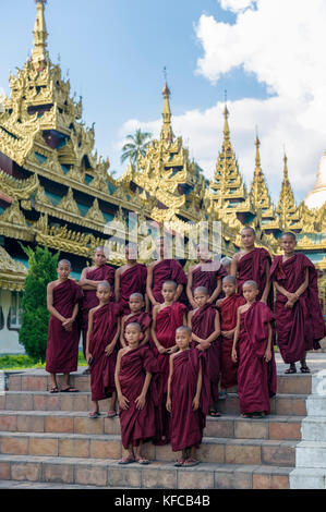 Le Myanmar (anciennement la Birmanie). Yangon. (Rangoon). Jeunes moines en face de la pagode Shwedagon Banque D'Images